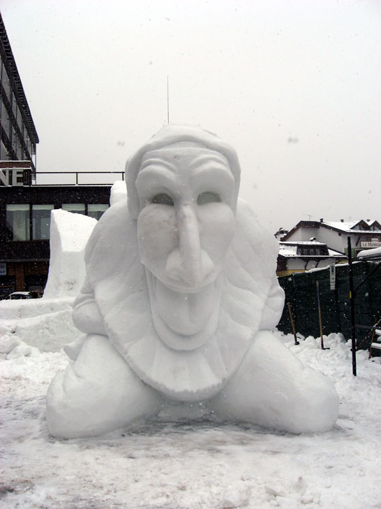 pulcinella edi sanna scultura neve
